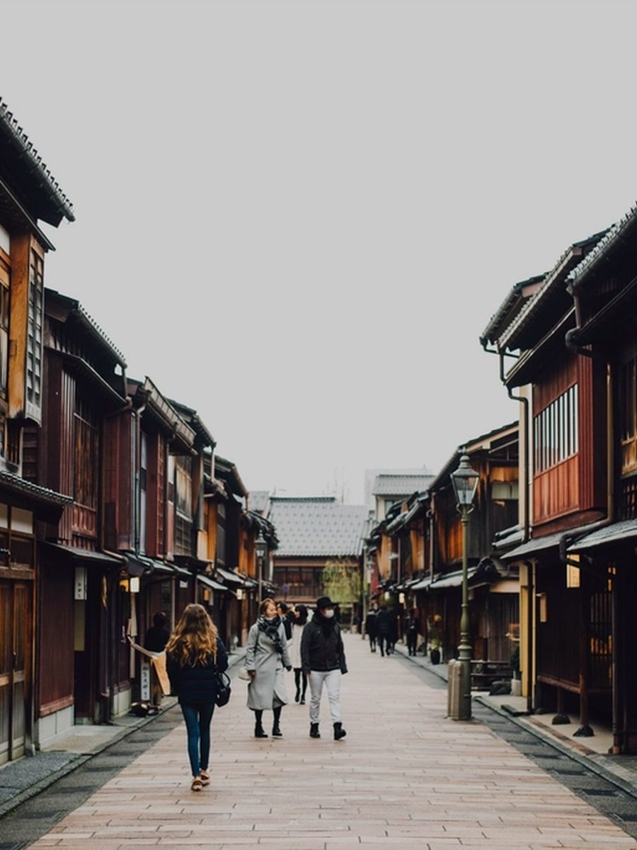 Calle tradicional japonesa al anochecer