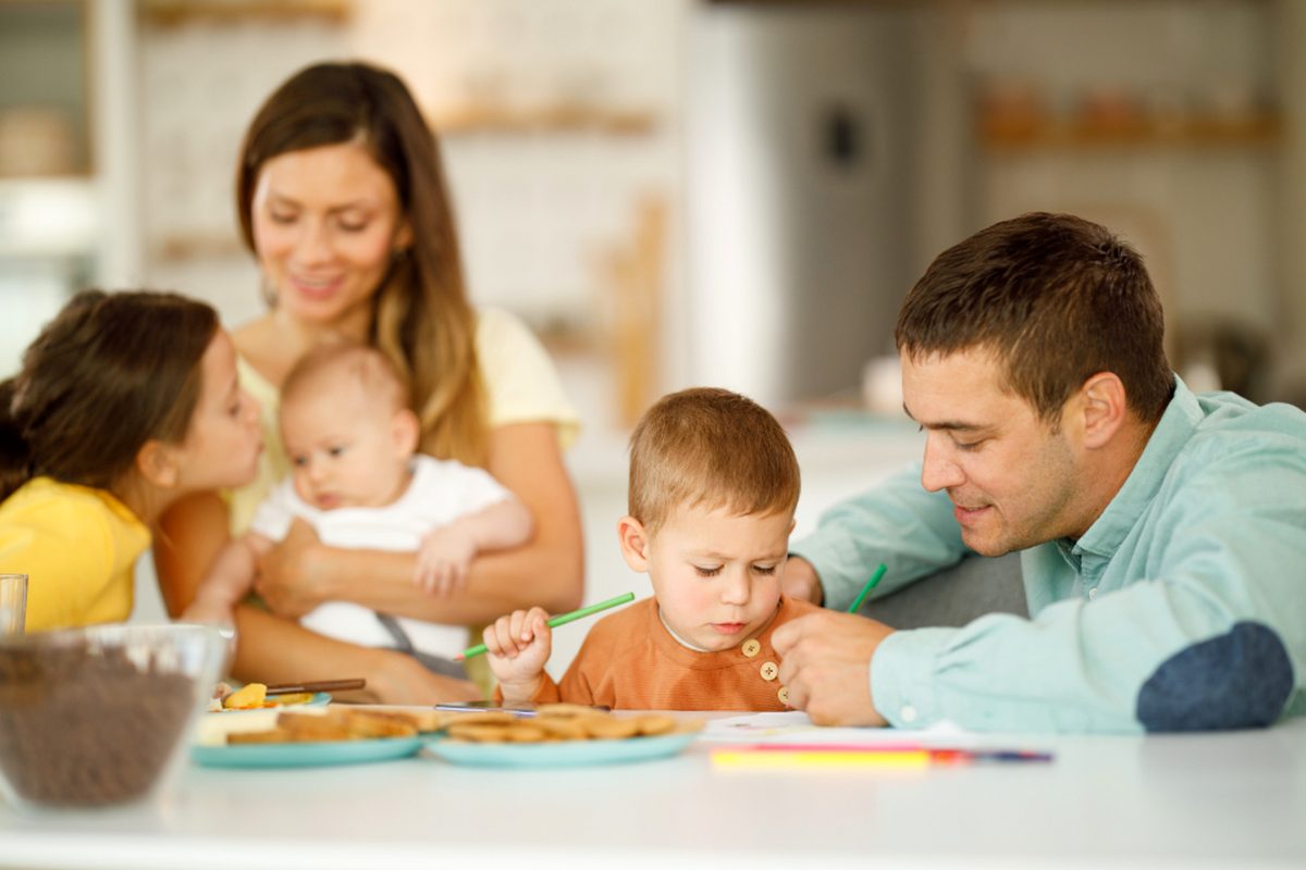 Familia compartiendo en casa después del viaje