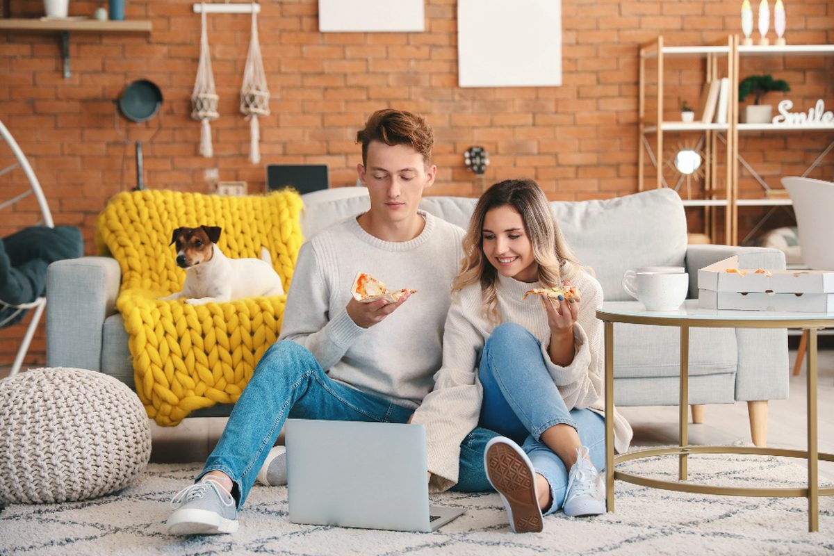 Pareja planificando su viaje en casa